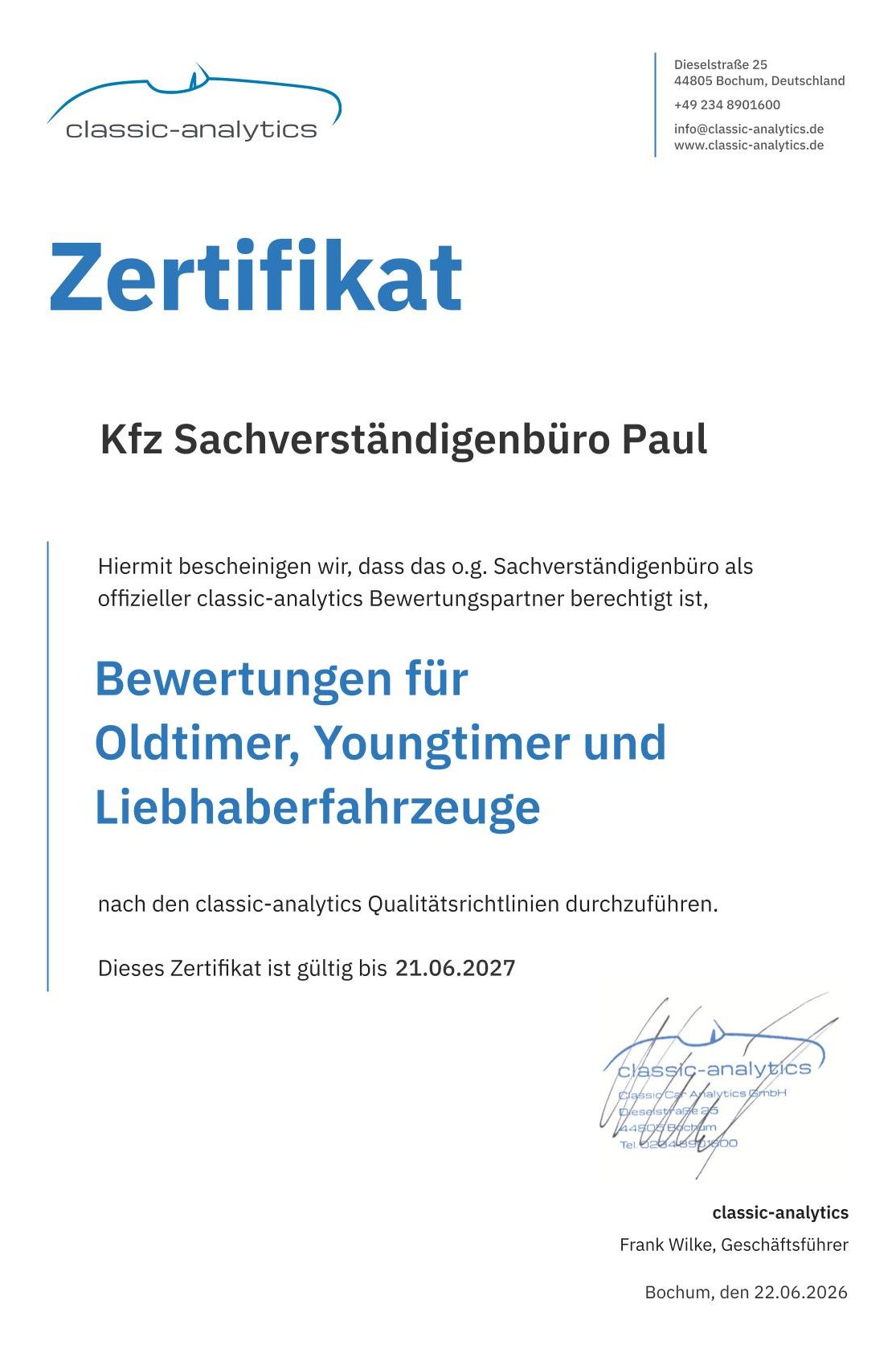 Vfk - Ich bin Mitglied im Verband freier Kfz-Sachverständiger e.V. Logo mit den Buchstaben "VfK" auf einem grauen, verschwommenen Hintergrund.