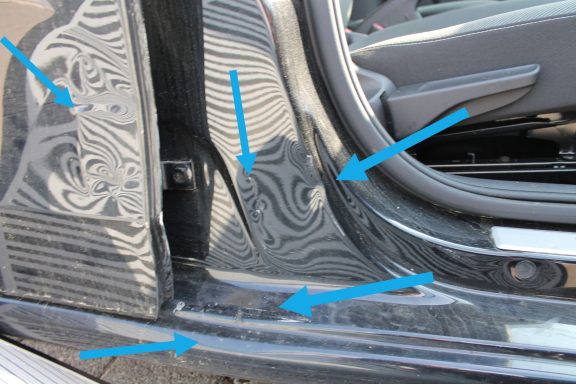 B-Säule Außenhaut eingedrückt bis auf Innenstrucktur Details der Fahrzeuginnenseite mit bemerkenswerten Texturen und Linienführungen.